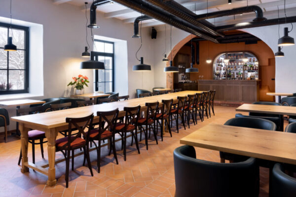 Tohi Distillery alumise korruse saal ja restoran. Ruumide rent Raplamaal