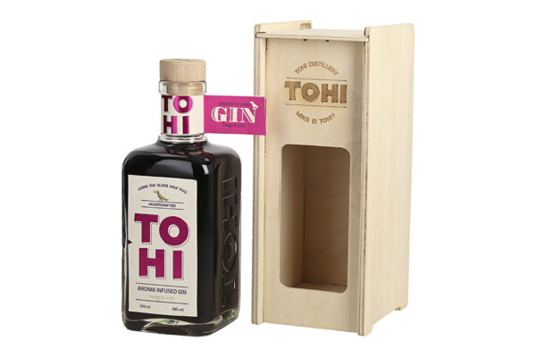 TohiAronaGin_wooden_giftbox